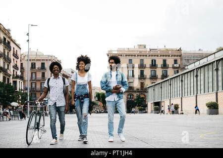 Spanien, Barcelona, drei Freunde mit Rennrad Kreuzung ein Quadrat Stockfoto