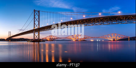 Grossbritannien, Schottland, Fife, Edinburgh, Firth-of-Forth Estuary, Forth Bridge (Schiene (Orange)) und Forth Road Bridge bei Sonnenuntergang Stockfoto