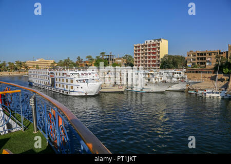 Kreuzfahrtschiffe im Hafen von Luxor am Nil, Ägypten, Afrika Stockfoto