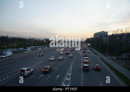 Hohe Frequenz Verkehr mitten in Almaty, Kasachstan am frühen Abend high speed Treiber Stockfoto