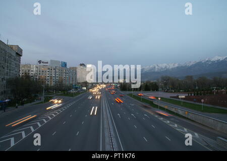 Hohe Frequenz Verkehr mitten in Almaty, Kasachstan am frühen Abend high speed Treiber Stockfoto