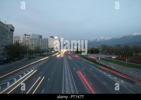 Hohe Frequenz Verkehr mitten in Almaty, Kasachstan am frühen Abend high speed Treiber Stockfoto