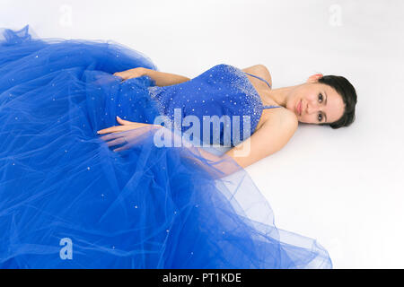 Schöne junge Dame in blau Ballkleid Stockfoto