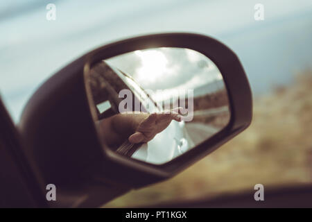 Griechenland, Kreta, Hand im Rückspiegel eines Autos Stockfoto