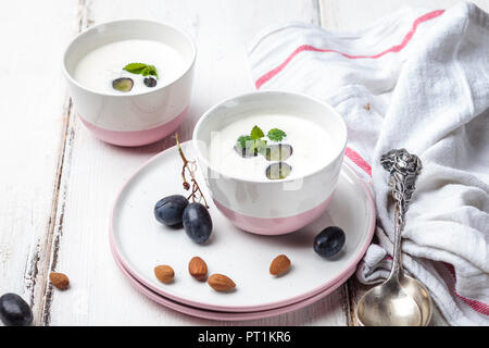 Ajo Blanco, weiße Gazpacho, kalte spanische Suppe, Mandeln und blaue Trauben Stockfoto