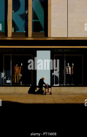 Eine Frau die Spaziergänge entlang der St. Andrew's Street, Cambridge, Großbritannien Stockfoto