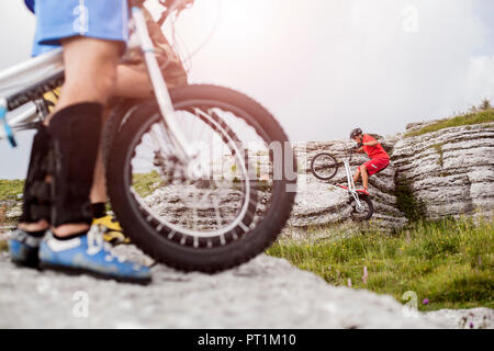 Akrobatische Radfahrer auf Trial Bikes Stockfoto