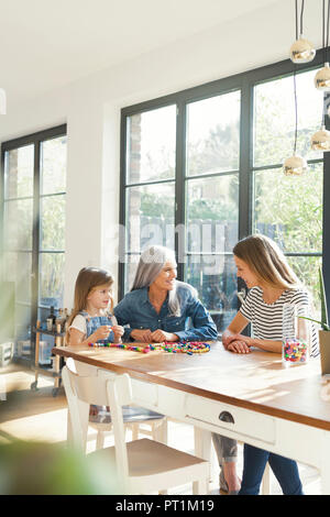 Großmutter und Enkelin und Mutter Gewinde Perlen Stockfoto