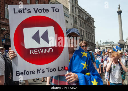 Mann auf Anti-Brexit Rallye große Poster' können zurückspulen, bevor es zu spät ist" mit großen 'Wind' Logo abstimmen. Rallye im Hintergrund. Stockfoto