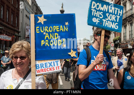 Anti Brexit Rallye mit lächelnden Frau und ein junger Mann, der Plakate "Europäische und stolz darauf!" Und mit dieser Art der Sache'. Stockfoto