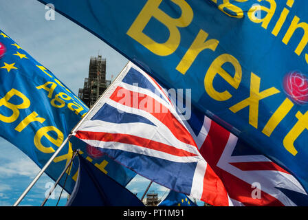 Bunte Fahnen, Blau mit gelber Schrift und Sterne" gegen BREXIT" neben dem Union Jack. Sonnenschein. Stockfoto