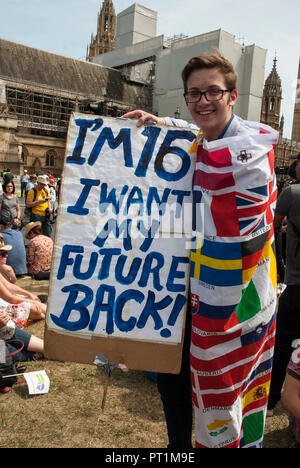 Anti Brexit/Völker Abstimmung Demonstration außerhalb des Parlaments. Junger Mann lächelnd, in EU-Flaggen mit Poster verpackt" Ich bin 16 Ich möchte meine Zukunft zurück'. Stockfoto
