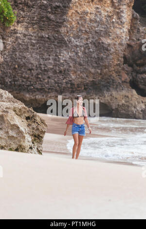 Indonesien, Bali, junge Frau am Strand Stockfoto