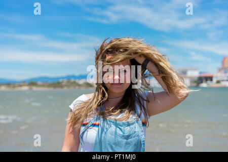 Junge Frau am Strand, Porträt Stockfoto