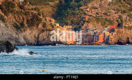Sonnenuntergang auf Vernazza, Cinque Terre, La Spezia, Ligurien, Italien Stockfoto