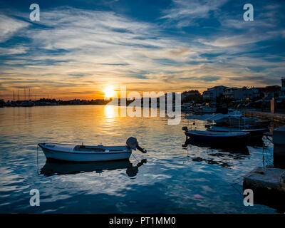 Kroatien, Dalmatien, Zadar, Bucht mit Marina und Boote im Vordergrund Stockfoto