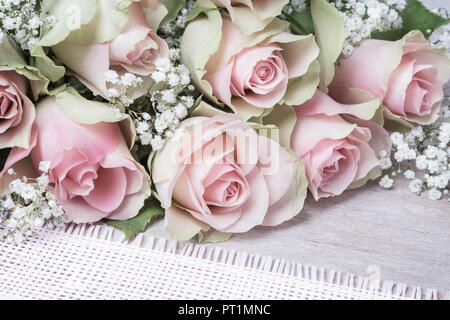 Rosa Rosen und Gypsophila, Grusskarten Valentinstag Stockfoto