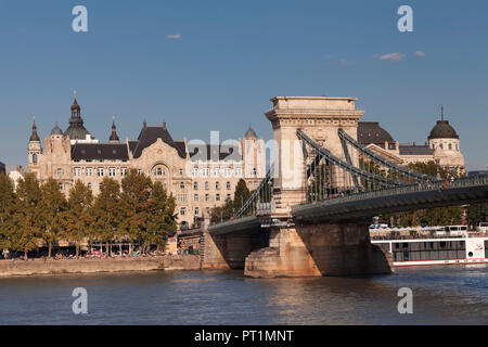 Kettenbrücke mit Blick über die Donau auf das Hotel Four Seasons Gresham Palace, Budapest, Ungarn Stockfoto