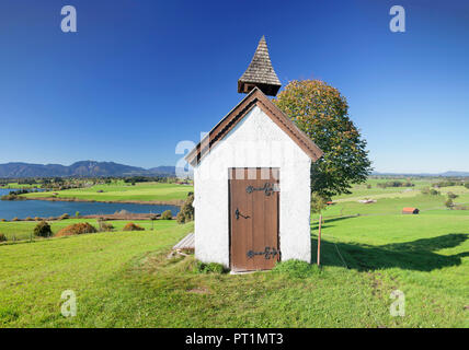 Kapelle am Aidling gegen Ester Berge und Wettersteingebirge, Riegsee, Oberbayern, Bayern, Deutschland Stockfoto