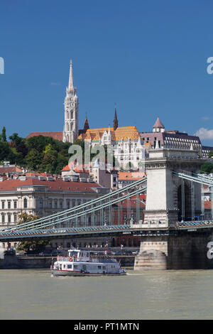 Blick über die Donau, die Kettenbrücke und das Burgviertel mit der Matthiaskirche, Fisherman's Bastion und Hilton Hotel, Budapest, Ungarn Stockfoto