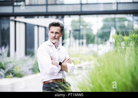Porträt der Geschäftsmann vor Bürogebäude Stockfoto