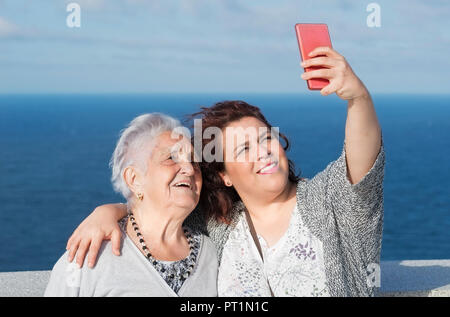 Großmutter und Enkelin ein selfie am Meer. Stockfoto