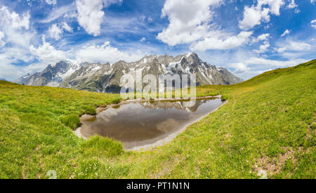 Ein Blick auf das Mont Blanc Massiv, die Gipfel des Mont Blanc zu den Grandes Jorasses (Mont de la Saxe, Frettchen Tal, Courmayeur, Provinz Aosta, Aostatal, Italien, Europa) Stockfoto