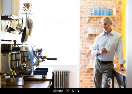 Geschäftsmann mit Kaffeepause im Büro Küche Stockfoto