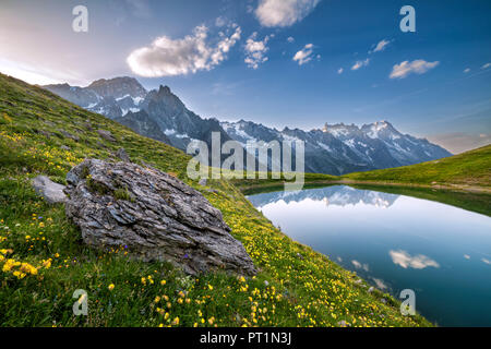 Das Mont Blanc Massiv in den Checrouit See bei Sonnenuntergang während der Mont Blanc Wanderungen (veny Tal, Courmayeur, Provinz Aosta, Aostatal, Italien, Europa) Stockfoto
