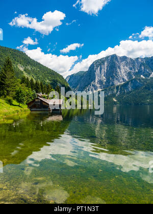 Österreich, Steiermark, Altaussee, Bootshaus am Altausseer See mit trisselwand an im Hintergrund Stockfoto