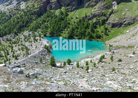 Das grüne Wasser des Blu-See am Fuße des Monte Rosa Massivs im Ayas Tal (Champoluc, Ayas Tal, Provinz Aosta, Aostatal, Italien, Europa) Stockfoto