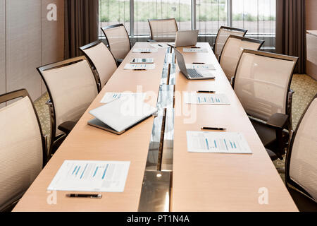 Polen, Warschau, Papiere und Laptop am Konferenztisch im hotel Stockfoto