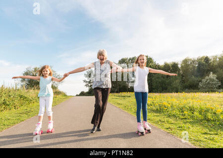 Großmutter und Enkelinnen Roller Skating Stockfoto