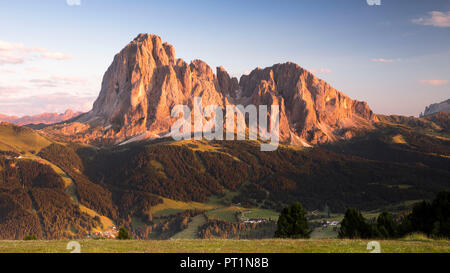 Sonnenuntergang auf den Langkofel und Plattkofel Gruppe in Gröden, Provinz Bozen, Südtirol, Trentino Alto Adige, Italien, Stockfoto