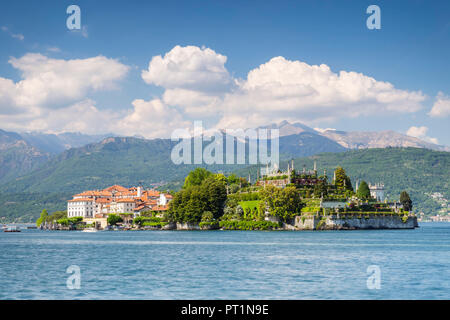 Blick auf die Isola Bella, vom Ufer des Baveno in einem Frühling, Verbano Cusio Ossola, Lago Maggiore, Piemont, Italien, Stockfoto