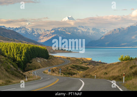 Straße neben Lake Pukaki mit Blick in Richtung Mt. Cook, Ben Ohau, Mackenzie Bezirk, Region Canterbury, Südinsel, Neuseeland, Stockfoto