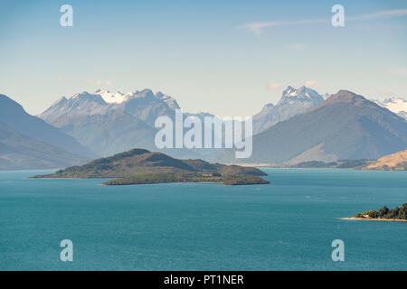 Blick von der Bennets Bluff Lookout auf Lake Wakatipu, Schwein und Pigeon Islands und Mount Aspiring NP, Mount Creighton, Queenstown Lakes District, Region Otago, Südinsel, Neuseeland, Stockfoto