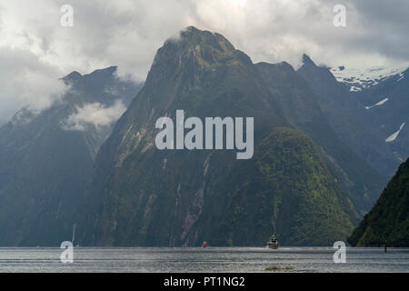 Boote und Berge im Milford Sound im Sommer, Fjordland NP, Süden, Süden Region, South Island, Neuseeland, Stockfoto