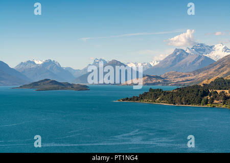 Blick von der Bennets Bluff Lookout auf Lake Wakatipu, Schwein und Pigeon Islands und Mount Aspiring NP, Mount Creighton, Queenstown Lakes District, Region Otago, Südinsel, Neuseeland, Stockfoto