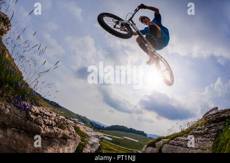 Akrobatische Biker auf Trial Bike Stockfoto