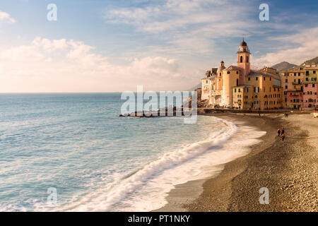 Strand von Camogli Camogli, Golf von Paradies, Portofino Nationalpark, der Provinz Genua, Ligurien, Italien Stockfoto