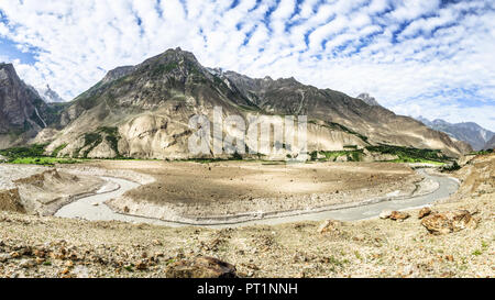 Korphe Dorf und Braldu River in der Nähe von Askole, Pakistan Stockfoto