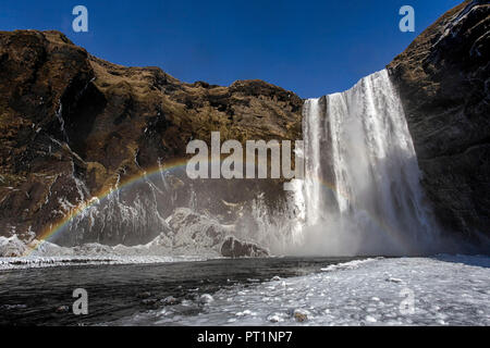 Regenbogen über dem Wasserfall Skogafoss, Skogar, Southern Island, Europa Stockfoto