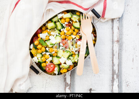 Lunch Box von Salat mit Kichererbsen geröstet mit Kurkuma, Feta, Gurken, Tomaten und Petersilie Stockfoto