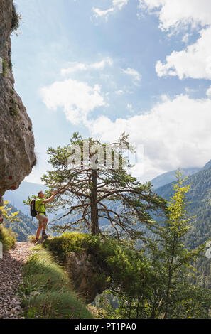 Italien, Trentino, Dolomiten, Parco Naturale Adamello-Brenta, Wanderer, die Fotos von der Bergwelt mit Handy Stockfoto