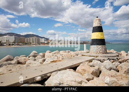 Spanien, Andalusien, Torremolinos, Costa del Sol, Küste mit Navigation mark Stockfoto