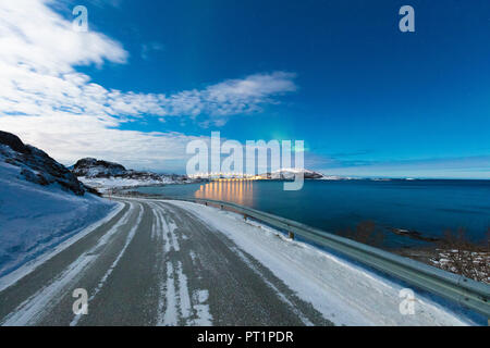 Eis auf der asphaltierten Straße, Sommaroy Insel, Troms County, Norwegen Stockfoto