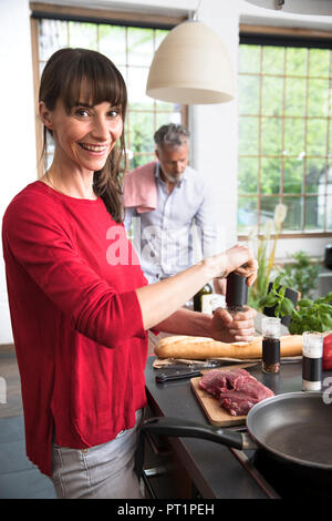 Paar in Küche, Vorbereiten der Nahrung zusammen Stockfoto