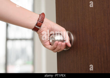 Close-up Hand, die Tür zu öffnen, Tür leicht, selektiver Fokus Stockfoto