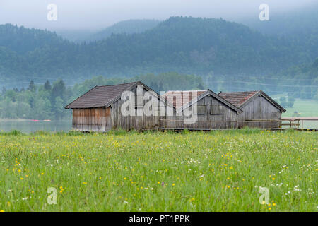 Schlehdorf, Kochel See, Bad Tölz-Wolfratshausen, Oberbayern, Deutschland, Europa, drei Bootshäuser in der kochel See Stockfoto